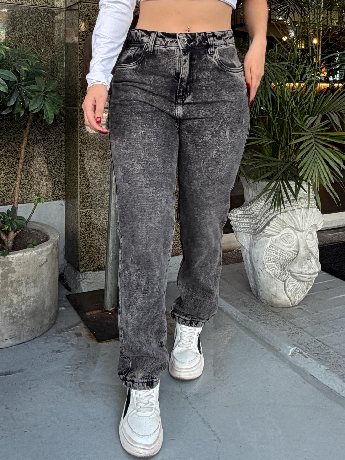Jean mom fit mujer tono Gris