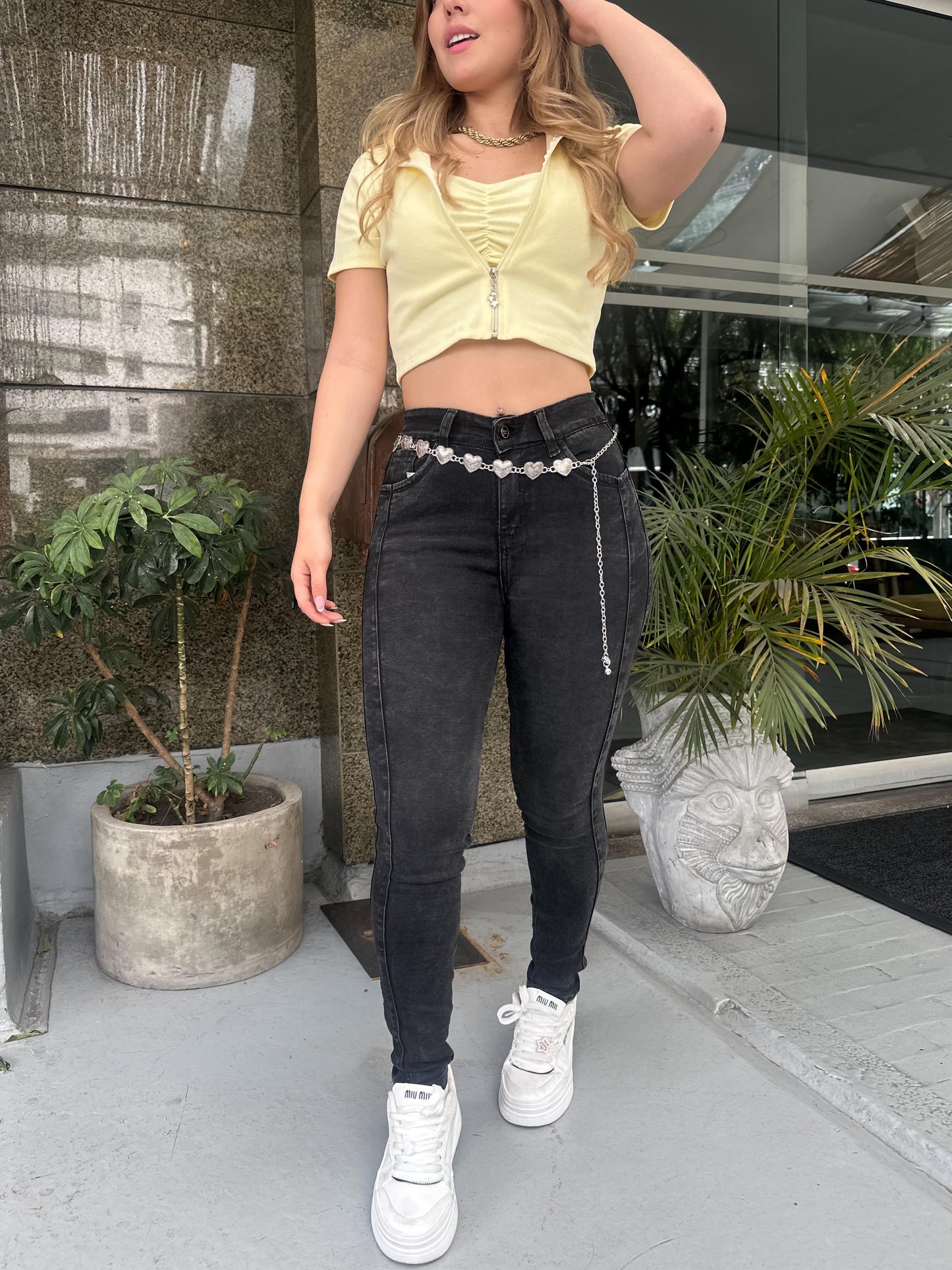 Jean skinny mujer tiro alto levanta cola gris doble costura