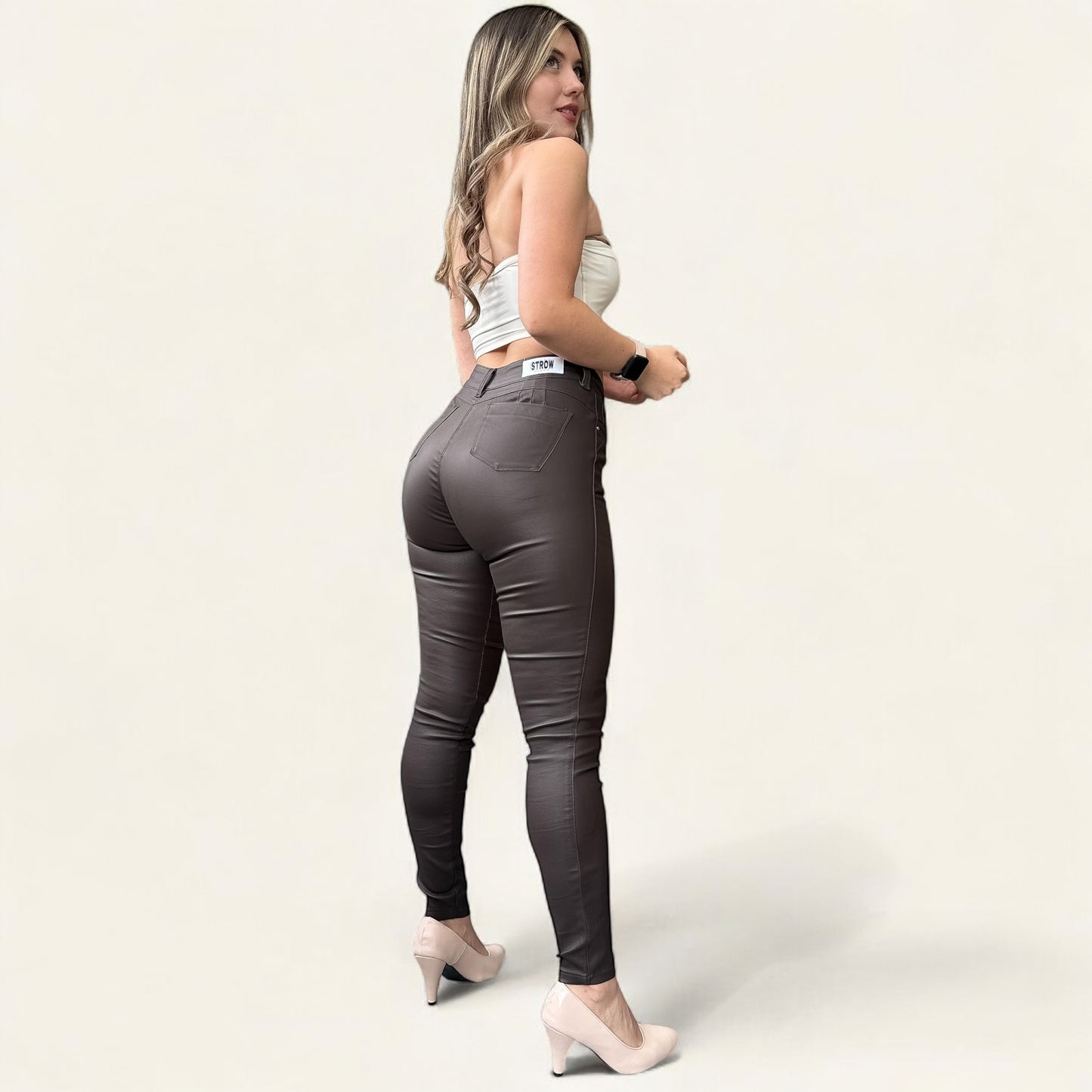 Jean efecto cuero tiro alto strech y levanta cola tono mocca