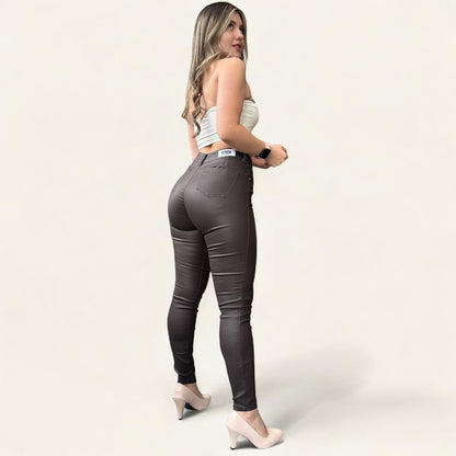 Jean efecto cuero tiro alto strech y levanta cola tono mocca