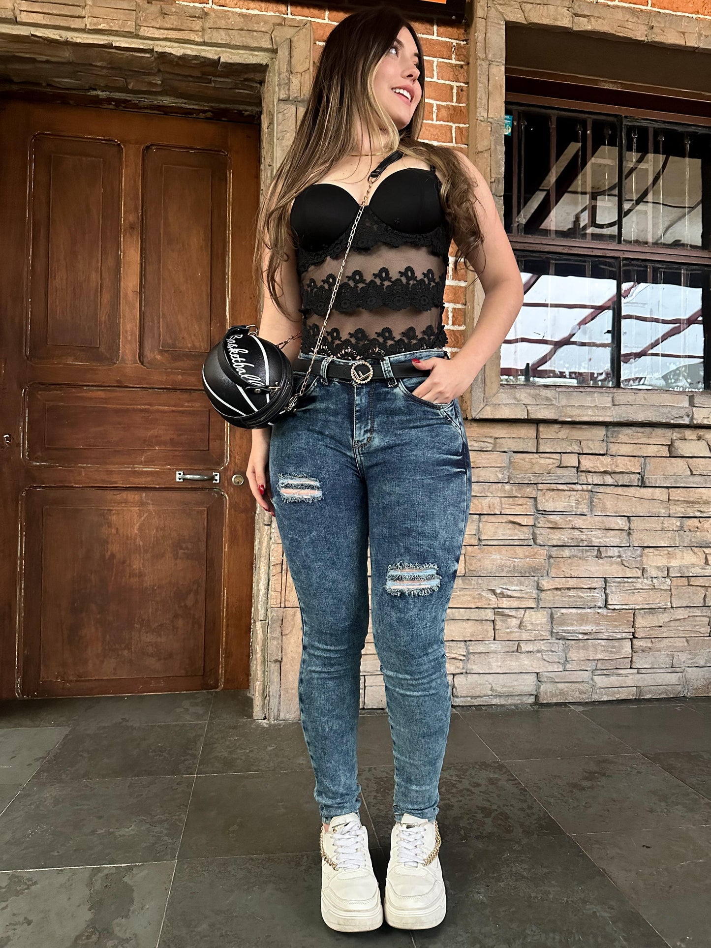 Jean skinny mujer tiro alto levanta cola tono azul con rotos