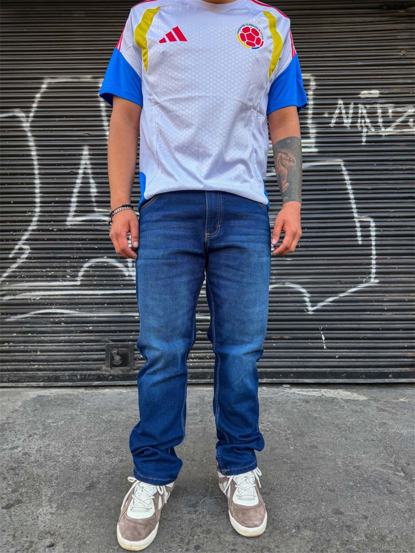 Jean hombre tono azul clásico