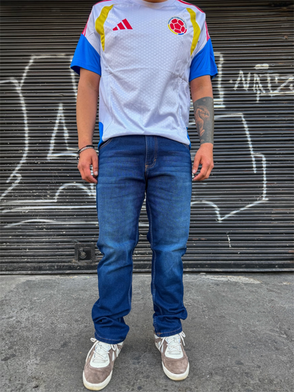Jean hombre tono azul clásico